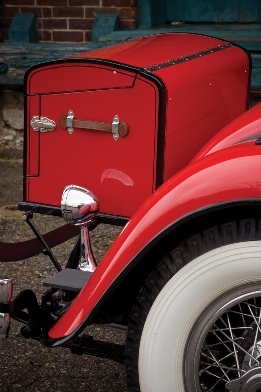 Детали экстерьера Cord L-29 Convertible 1930 года  (фото 12 из 47)